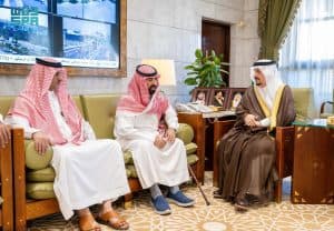 أمير الرياض ونائبه يستقبلان الهزري المتنازل عن قاتل ابنه