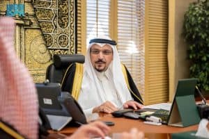 أثناء استقباله وفدًا من وزارة البيئة ومركز الغطاء النباتي.. أمير القصيم يستعرض فرص الاستثمار بالمنطقة