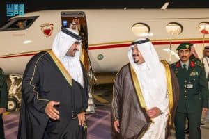 وزير ديوان رئيس مجلس الوزراء في البحرين يصل إلى الرياض وفي مقدمة مستقبليه نائب أمير المنطقة
