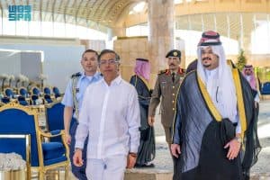 رئيس كولومبيا يصل إلى الرياض وفي مقدمة مستقبليه نائب أمير المنطقة