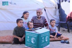 “اغاثي الملك سلمان” يوزع مساعدات غذائية للأسر النازحة في جنوب غزة
