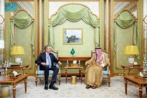 وزير الدولة للشؤون الخارجية يلتقي رئيس المنتدى الاقتصادي العالمي