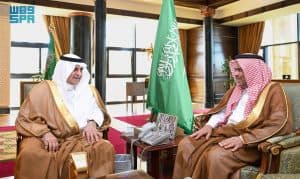 أشاد بما تبذله لتطوير خدماتها للمواطنين والمقيمين.. أمير تبوك يستقبل مدير الأحوال المدنية بالمنطقة