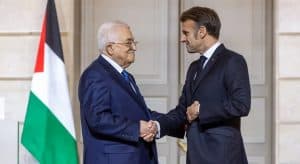ماكرون وعباس يعلنان تشكيل لجنة لصياغة دستور فلسطين