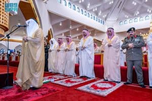 نائب أمير المنطقة الشرقية يؤدي صلاة الاستسقاء مع جموع المصلين
