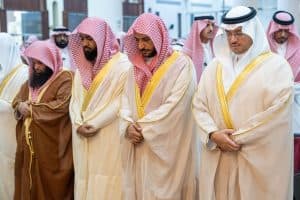 محافظ الأحساء يؤدي صلاة الاستسقاء