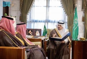أمير الرياض يطَّلع على التقرير السنوي لأعمال الغرفة التجارية بالرياض
