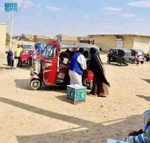مركز الملك سلمان للإغاثة يوزع (1000) سلة غذائية في السودان