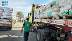 مساعدات إنسانية سعودية تعبر منفذ رفح إلى قطاع غزة