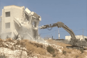 الاحتلال الإسرائيلي ينفّذ عمليات هدم وتجريف واسعة لعدد من المنشآت والأراضي بالقدس المحتلة ومدينة الخليل