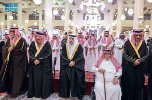 أمير الرياض يؤدي صلاة الميت على الأمير عبدالله بن فهد بن عبدالله بن عبدالعزيز بن مساعد بن جلوي