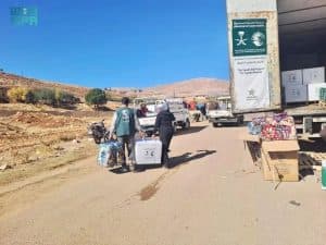 مركز الملك سلمان للإغاثة يوزّع (190) سلة غذائية للنازحين من بلدة بيت جن إلى ريف دمشق