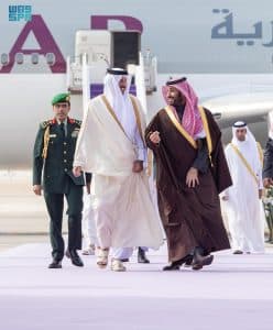 أمير قطر يصل إلى الرياض وفي مقدمة مستقبليه سمو ولي العهد