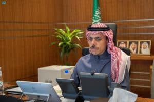 وزير الخارجية يتلقى اتصالًا هاتفيا من نظيرته البريطانية