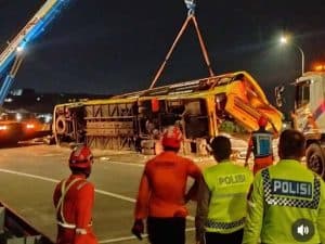 حادث مُروّع لحافلة ركاب يودي بحياة 15 شخصًا على الأقل بمقاطعة “جاوه” الإندونيسية