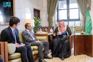 ناقشا المواضيع ذات الاهتمام المشترك.. أمير منطقة الرياض يستقبل السفير السنغافوري لدى المملكة