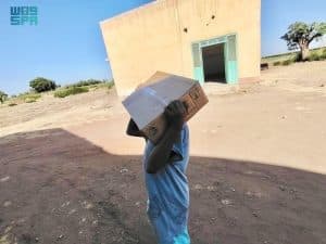“اغاثي الملك سلمان” يوزّع (1000) كرتون تمر في السودان