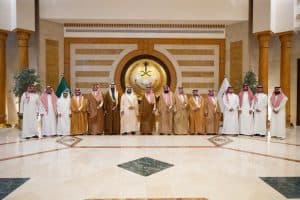 نائب أمير مكة يسلّم وثائق تملّك الوحدات السكنية للمستفيدين من تبرع ولي العهد