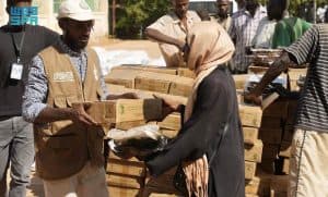 “اغاثي الملك سلمان” يوزّع (2.000) كرتون تمر في السودان