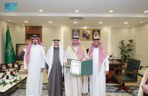 أمير نجران يسلّم مواطنًا وسام الملك عبدالعزيز من الدرجة الثالثة لتبرعه لوالده بإحدى كليتيه