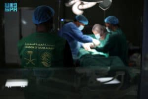 الفريق الطبي التابع لـ “اغاثي الملك سلمان” في قطاع غزة يجري (99) عملية متخصصة بالجراحة العامة