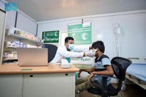 العيادات الطبية المتنقلة لـ “اغاثي الملك سلمان” في مخيم وعلان للنازحين تواصل تقديم خدماتها العلاجية لـ (71) مستفيدًا