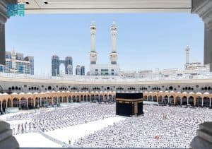 قاصدو المسجد الحرام يعيشون أجواء إيمانية