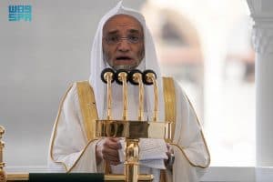 خطبتا الجمعة بالحرمين: الإعجاب بالنفس أشر أنواع الكبر ومن أشد ما يفتك بقلب العبد.. ويجب اجتناب العرافين والمنجمين فلا يعلم الغيب إلا الله