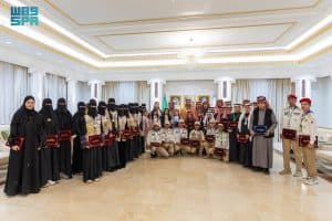 أمير الجوف يكرم 58 طالبًا وطالبة على مستوى مدارس المنطقة