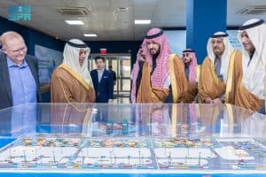 اطلع على أنظمة التشغيل والمشاريع التطويرية به.. نائب أمير الشرقية يزور ميناء الملك عبدالعزيز بالدمام