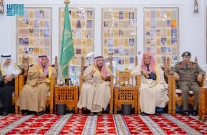 أمير القصيم يزور متحف العقيلات التاريخي ويشيد بدوره في توثيق الإرث الوطني