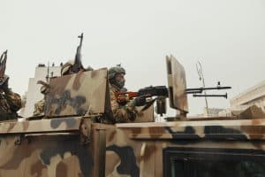 قوات “سوريا الديمقراطية” أعلنت رفضها الخروج.. “الدفاع السورية” تعلن وقفًا لإطلاق النار لإجلاء مقاتلي “قسد” من حلب