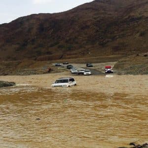 على رأسها تجمعات السيول وعبور الأودية.. “الدفاع المدني” يدعو إلى تجنب الاقتراب من المخاطر المحتملة من نواتج الأمطار
