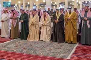 أمير منطقة الرياض يؤدي صلاة الميت على الأميرة هند بن سعود بن عبدالعزيز
