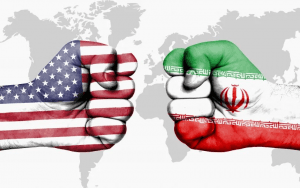 ترامب للمتظاهرين الإيرانيين: المساعدة في الطريق.. وإيران تؤكد استهدافها القواعد الأمريكية بالمنطقة في حال تعرُّضها لهجوم