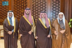 أمير المنطقة الشرقية ونائبه يعزيان أبناء علي الناصر السلمان في وفاة والدهم
