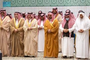 نائب أمير مكة يؤدي صلاة الميت على الأمير فيصل بن تركي بن عبدالله آل سعود بن فيصل آل سعود