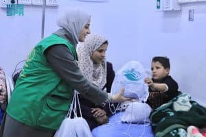 “اغاثي الملك سلمان” يوزع الملابس الشتوية على المرضى والطواقم الطبية في مستشفيات غزة