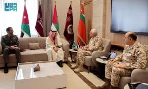 الأمير منصور بن خالد يجتمع مع رئيس هيئة الأركان المشتركة الأردنية