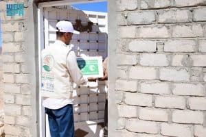 مركز الملك سلمان للإغاثة يوزع (400) كرتون تمر بمحافظة حضرموت