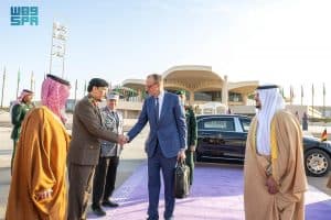 المستشار الألماني يغادر الرياض وفي مقدمة مودعيه نائب أمير المنطقة