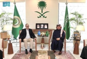 السفير المطر يلتقي مدير شؤون “الأونروا” المكلف بالقاهرة