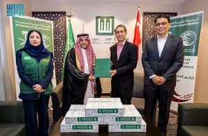 “اغاثي الملك سلمان” يسلّم 25 طنًا من التمور هديةً المملكة لسنغافورة