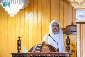 د. العيسى يخطب ويؤمّ المصلين في الجامع الكبير في رواندا