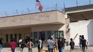 متظاهرون يقتحمون القنصلية الأمريكية في إحدى المدن الباكستانية.. ومقتل وإصابة 14 شخصًا على الأقل