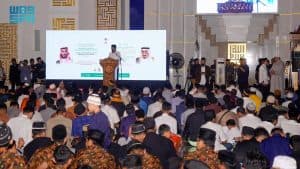 حضرها 7500 صائم وصائمة.. “الشؤون الإسلامية” تنظم مائدة إفطار ضخمة بمسجد “99 قبة” في إندونيسيا