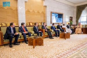 نيابة عن القيادة.. أمير الرياض يستقبل عميد السلك الدبلوماسي سفير جيبوتي ورؤساء المجموعات الجغرافية المعتمدين لدى المملكة