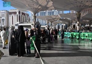 جهود تطوعية تساند الخطط التشغيلية لخدمة المصلين في المسجد النبوي