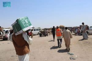 مركز الملك سلمان للإغاثة يوزع 800 سلة غذائية في محلية كوستي بالسودان