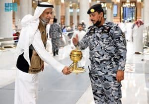 تطييب المصلين والزوار في المسجد النبوي بأجود أنواع الطيب والبخور
